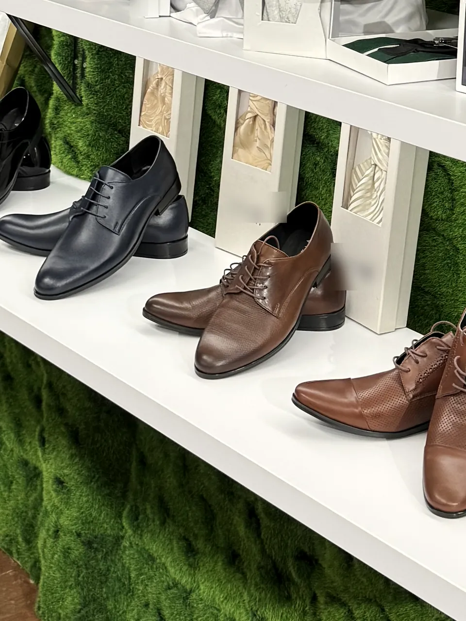 Skórzane buty męskie na półce w salonie Versilo