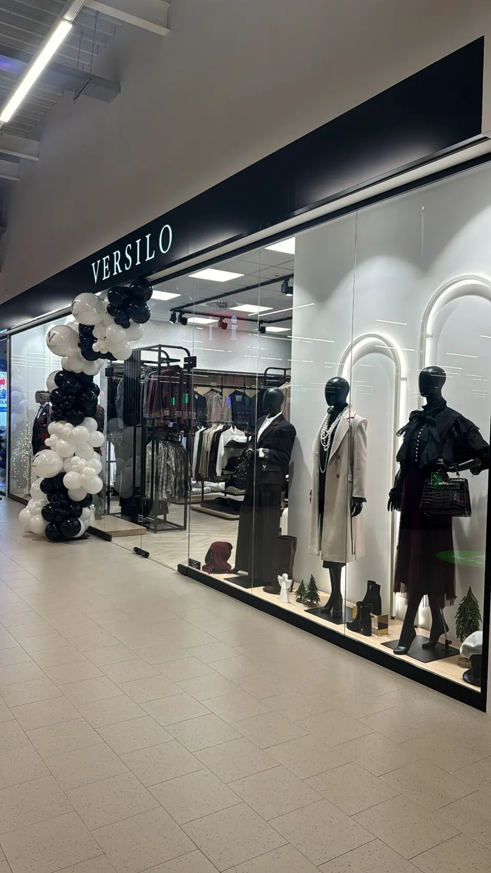 Witryna salonu Versilo w pasażu Kaufland w Nowym Targu