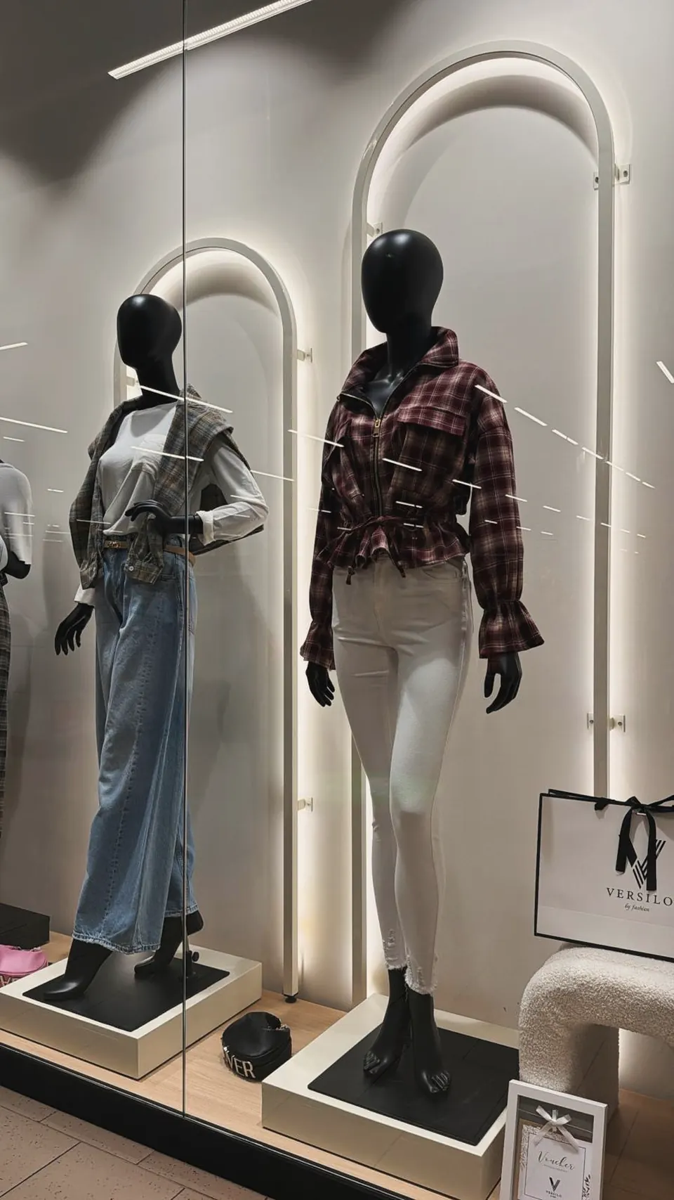 Damskie stylizacje z okryciem wierzchnim w salonie Versilo